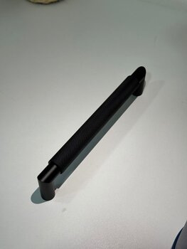 PUXADOR ZEN TELLUS2 GRANADO PRETO 224MM